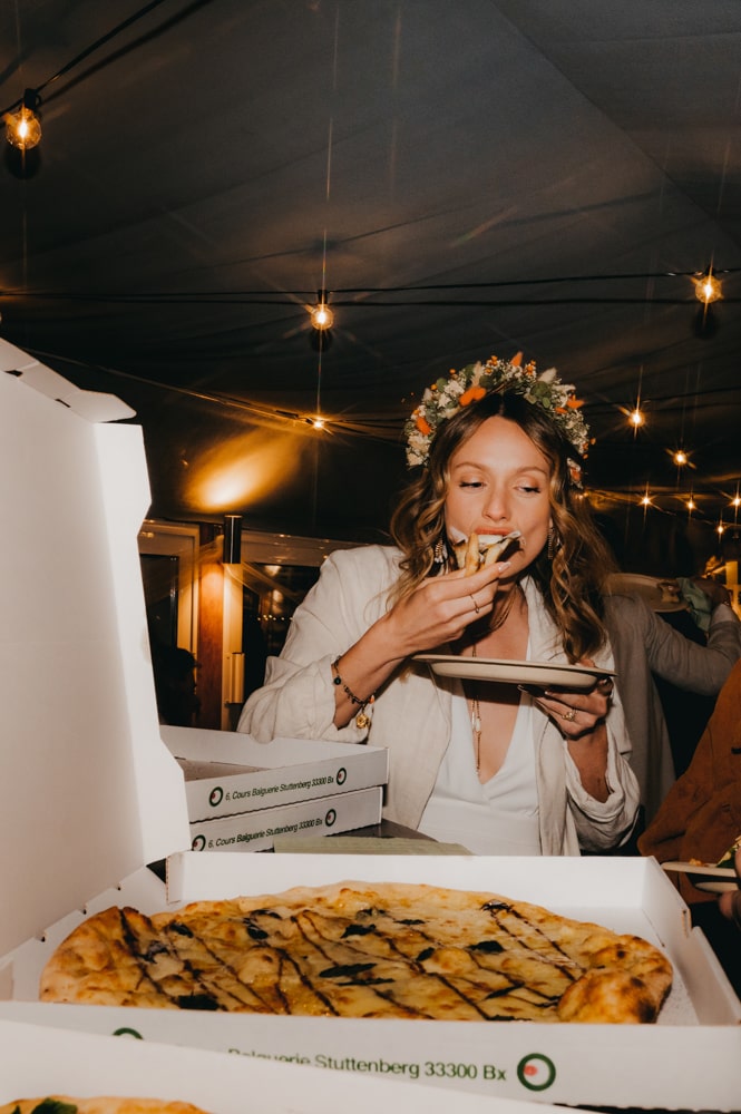 la mariée qui mange une part de pizza