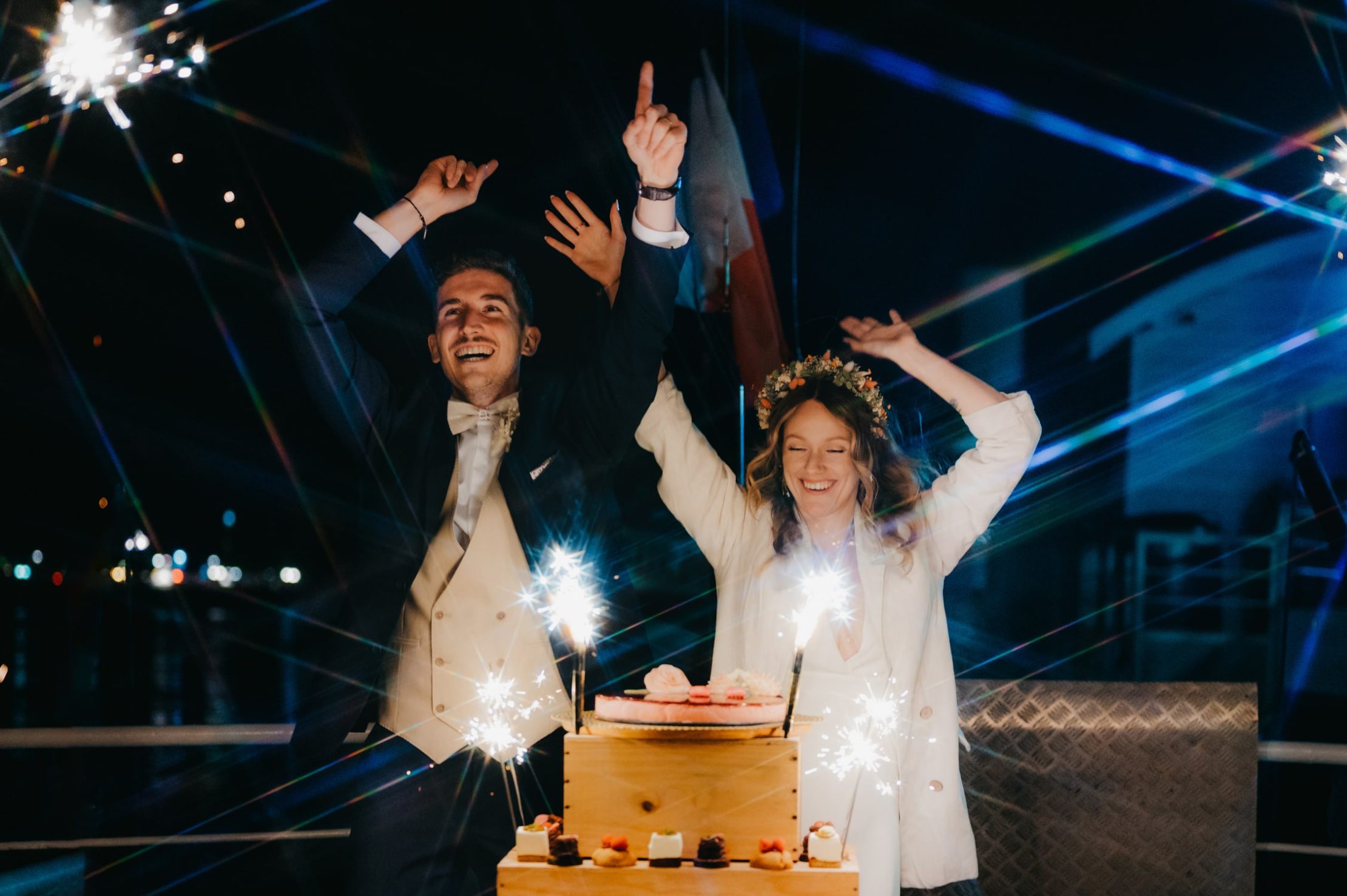 Gâteau de mariage décoré de deux petits hérissons, soirée festive