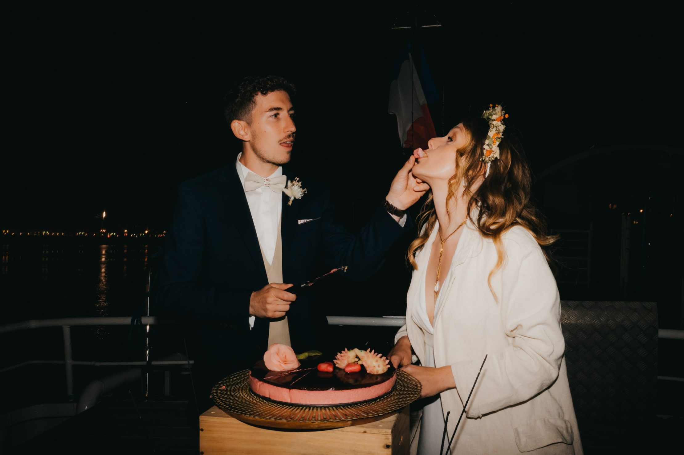 Gâteau de mariage avec décor personnalisé et symbolique