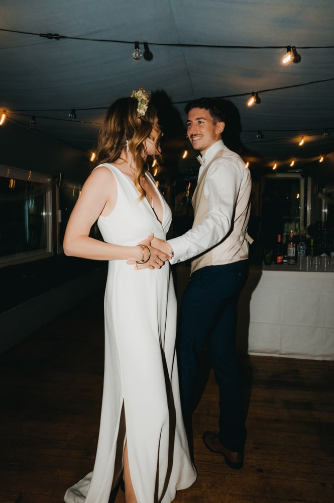 Blanche et Guillaume échangent un regard complice