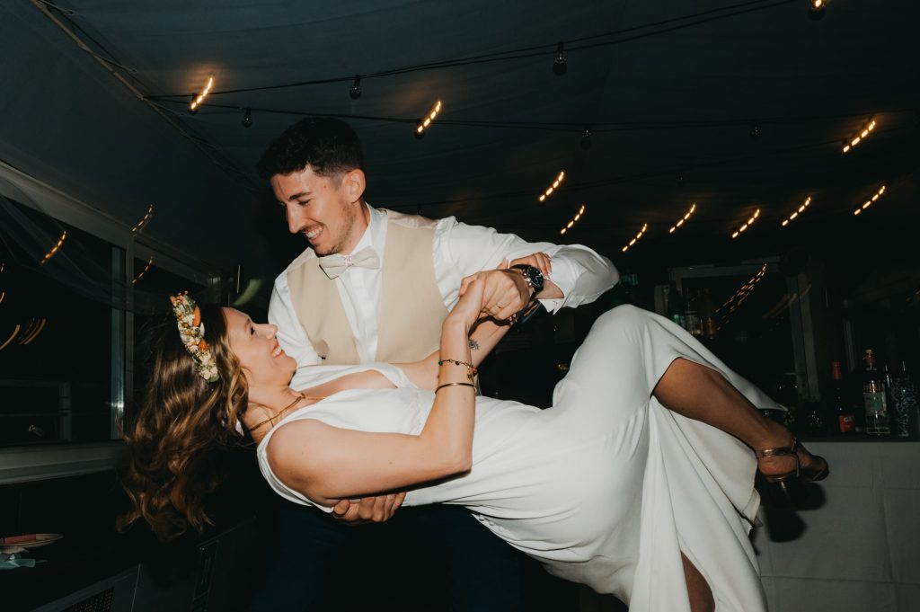 Danse romantique des mariés sur la péniche