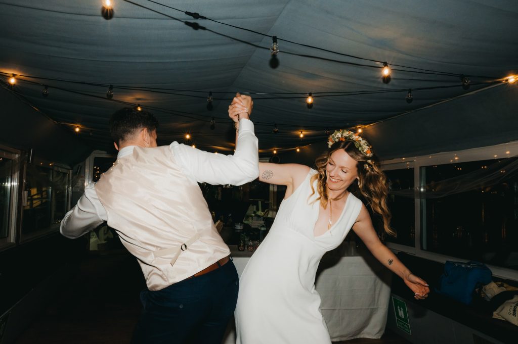 moment complice des mariés durant l'ouverture de bal