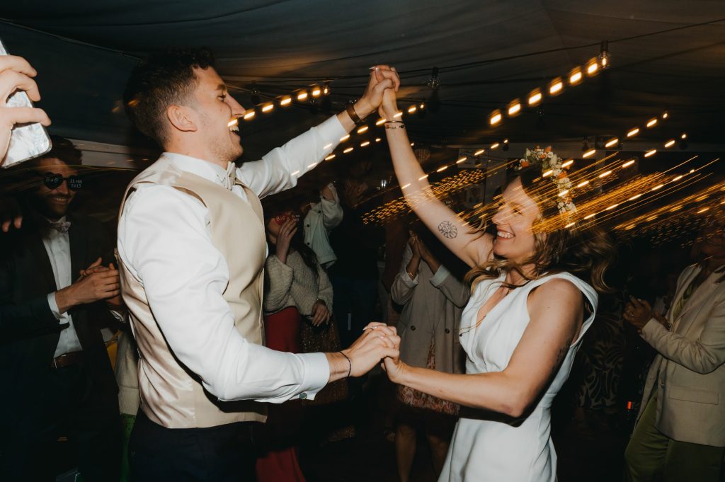 Moment de complicité entre les mariés pendant la soirée