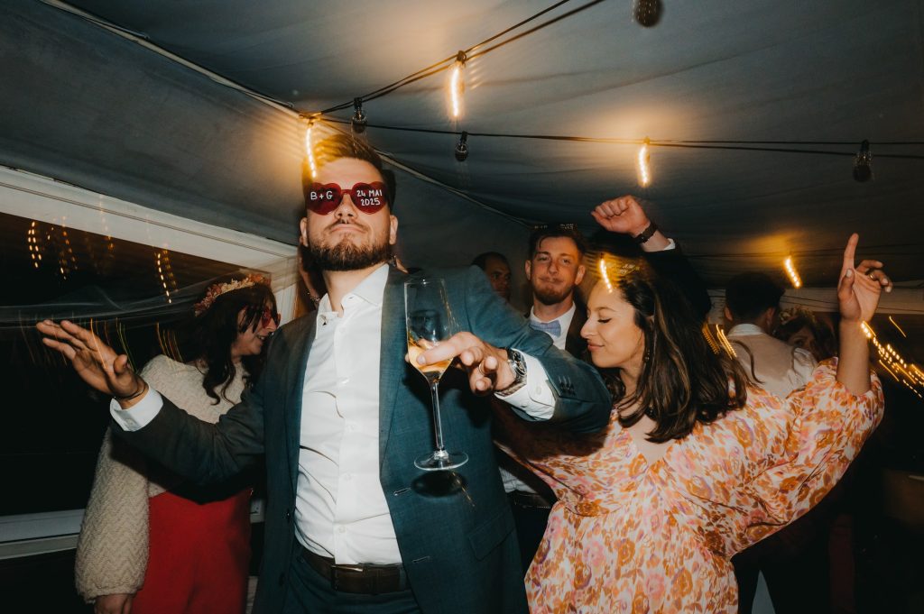 les invités qui dansent sur le dancefloor de la péniche