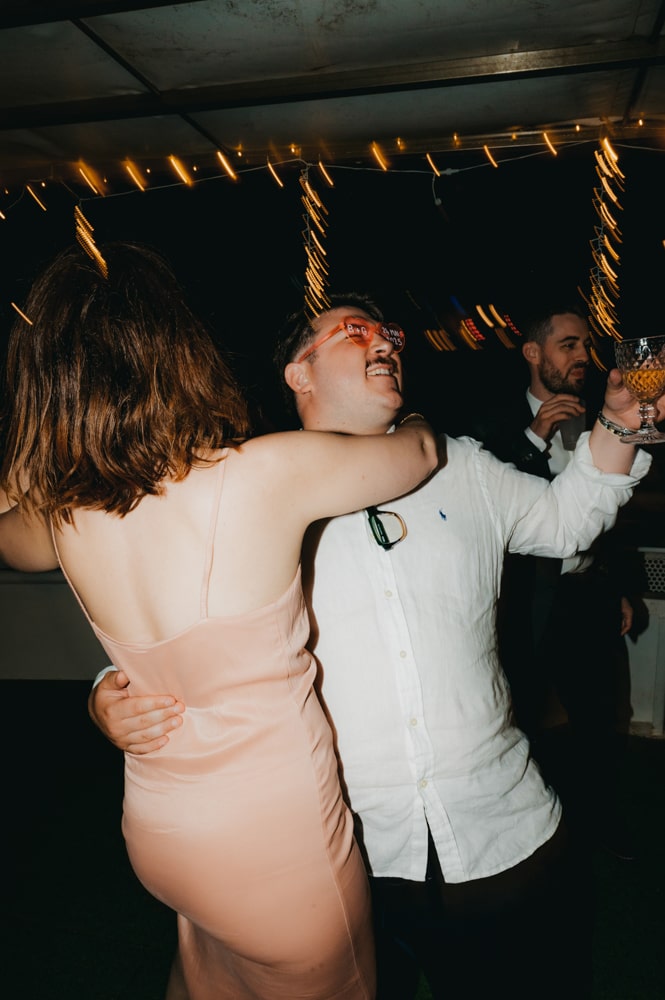 Invités dansant et profitant de la soirée intime