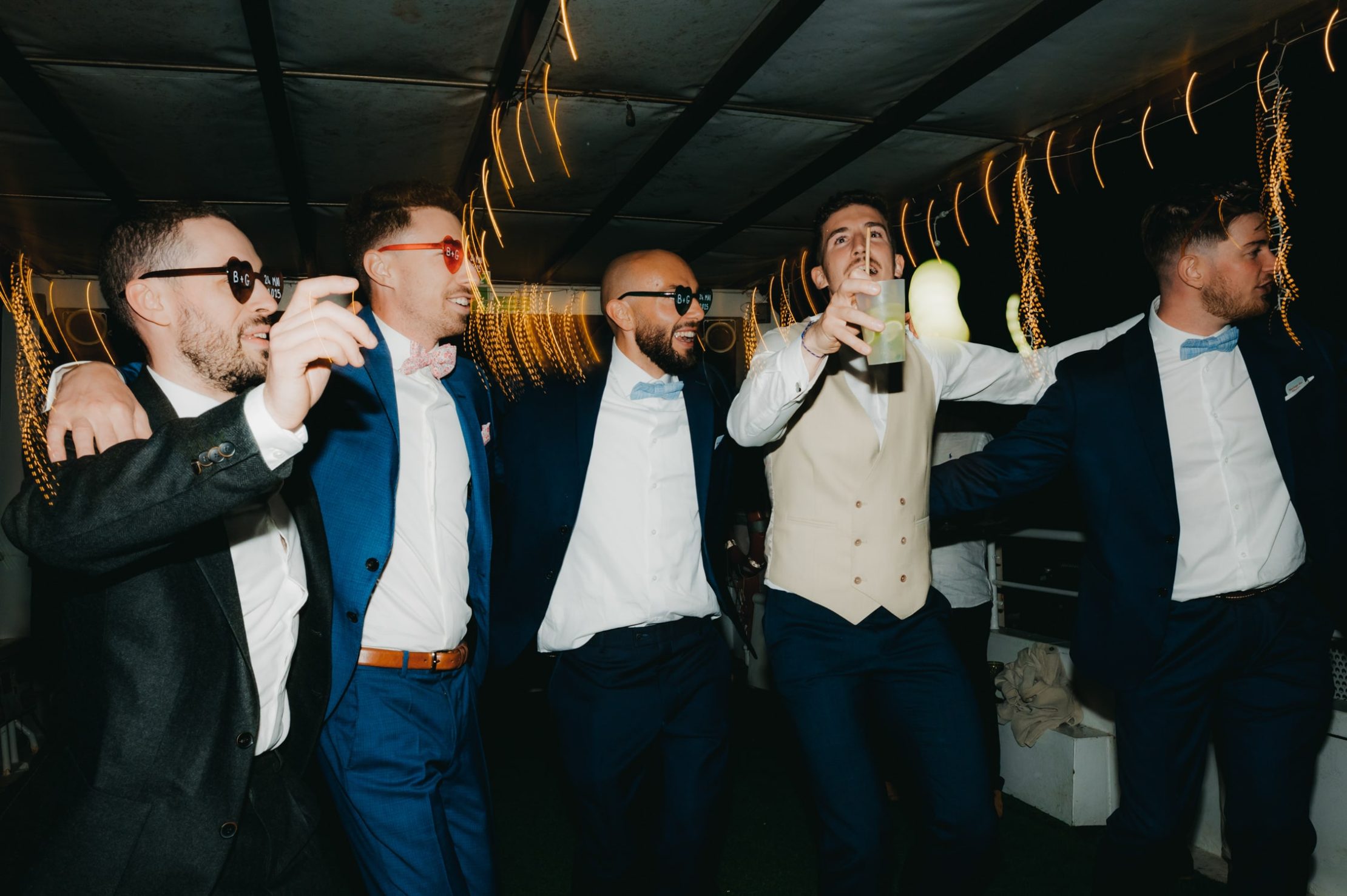 Invités riant et dansant lors du mariage sur la Garonne