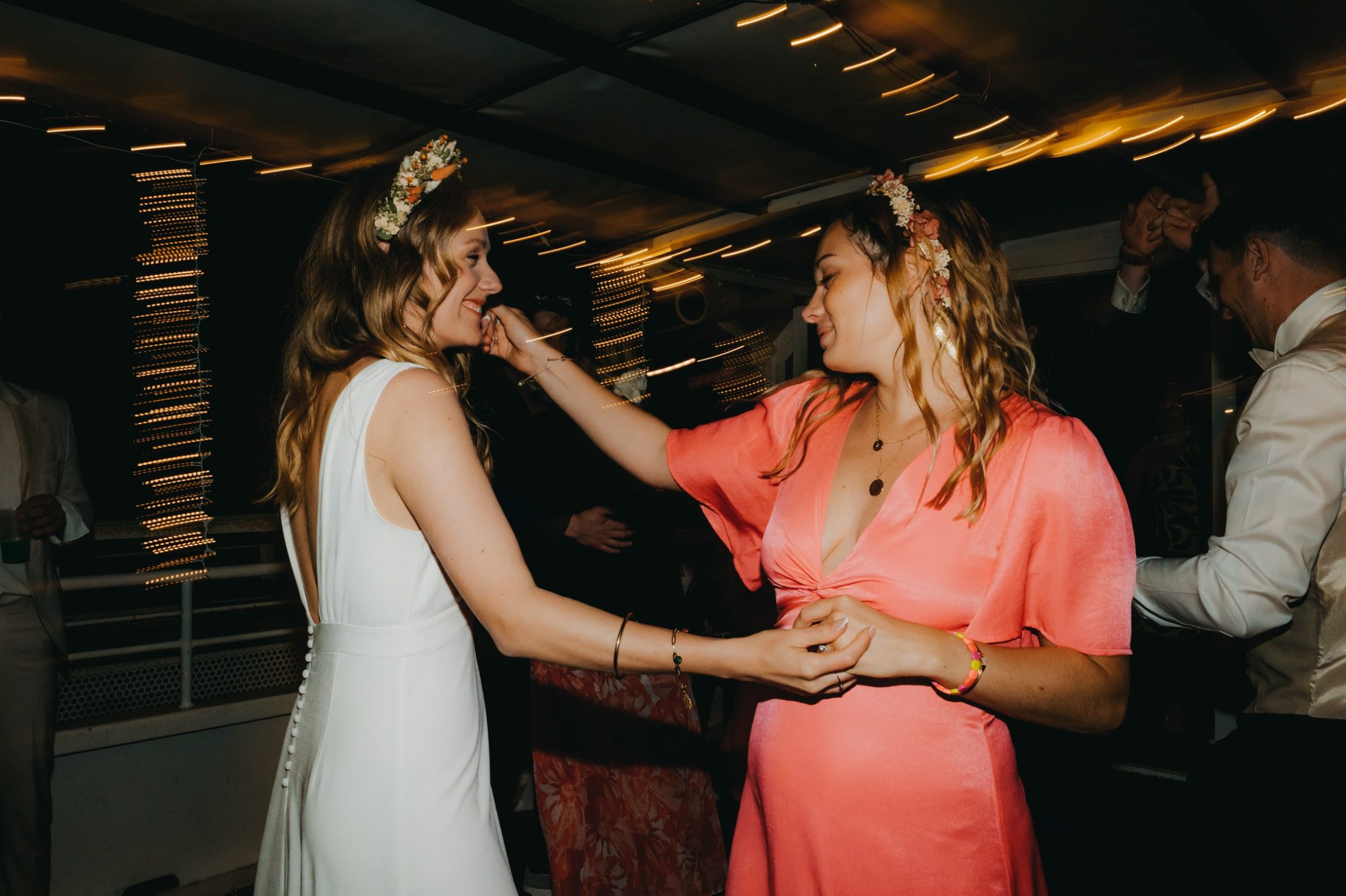 Blanche qui danse avec sa témoin