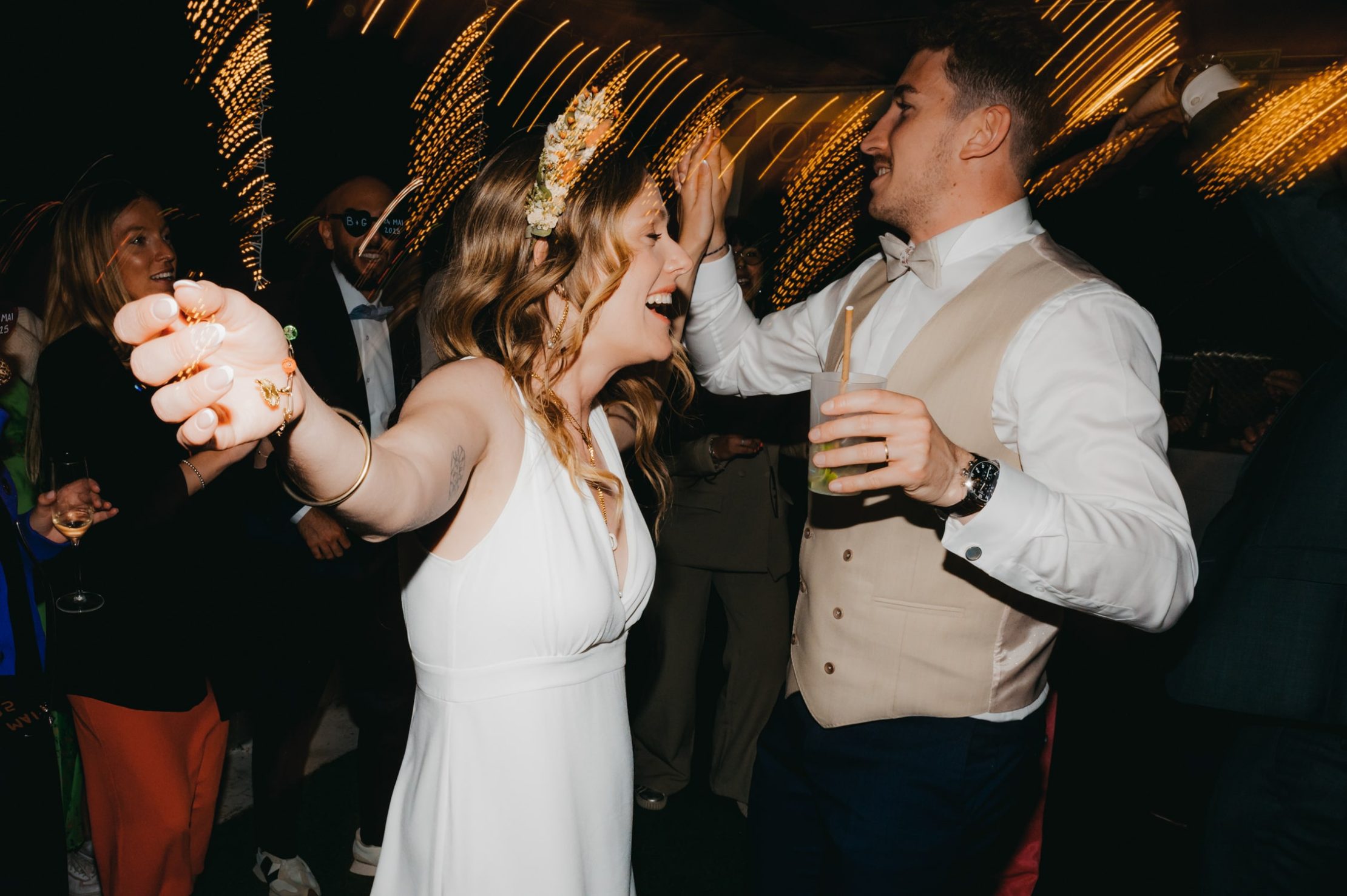 Moment déchaîné sur la piste de danse entre les mariés