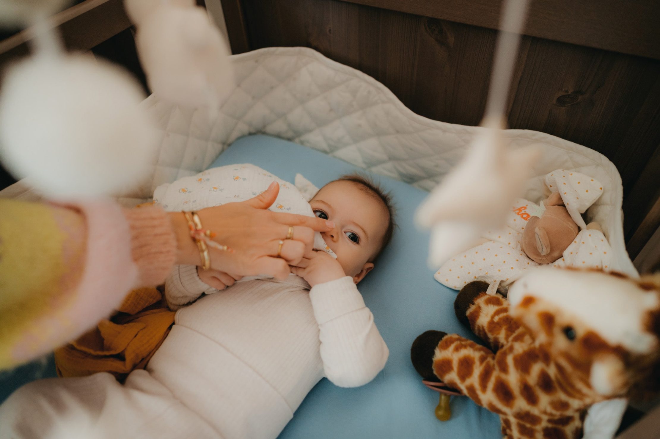 la main d'une maman qui caresse le nez de son petit bébé