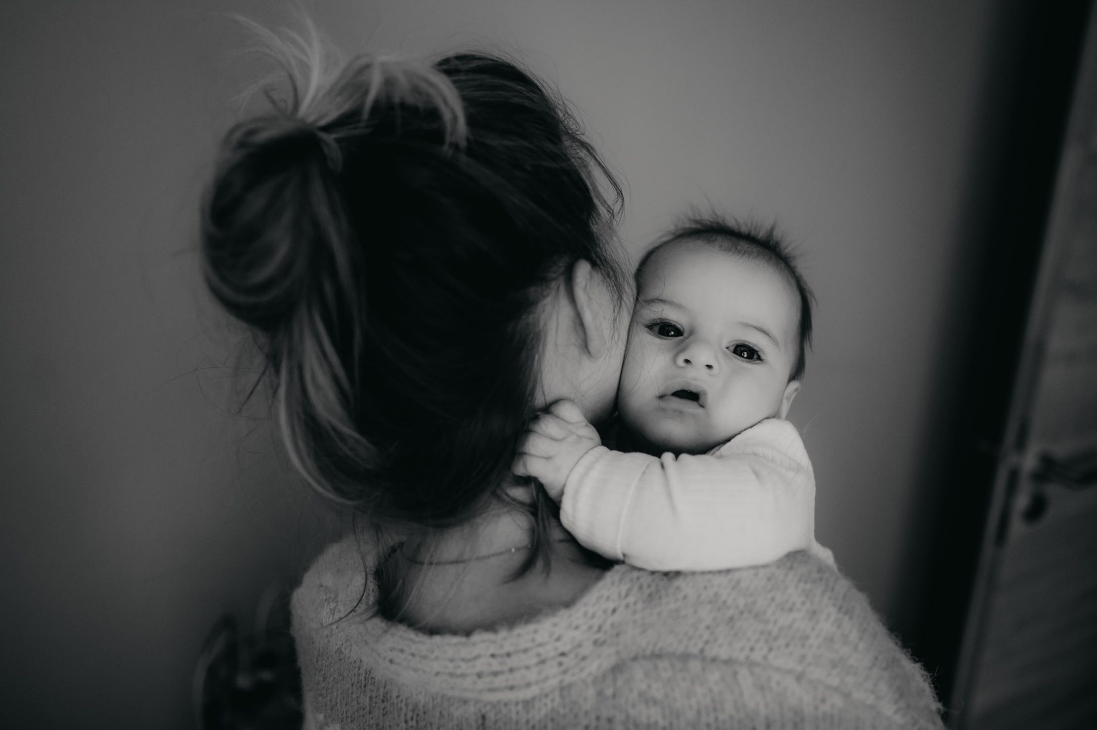 Bébé Sacha blottit dans le cou de sa maman