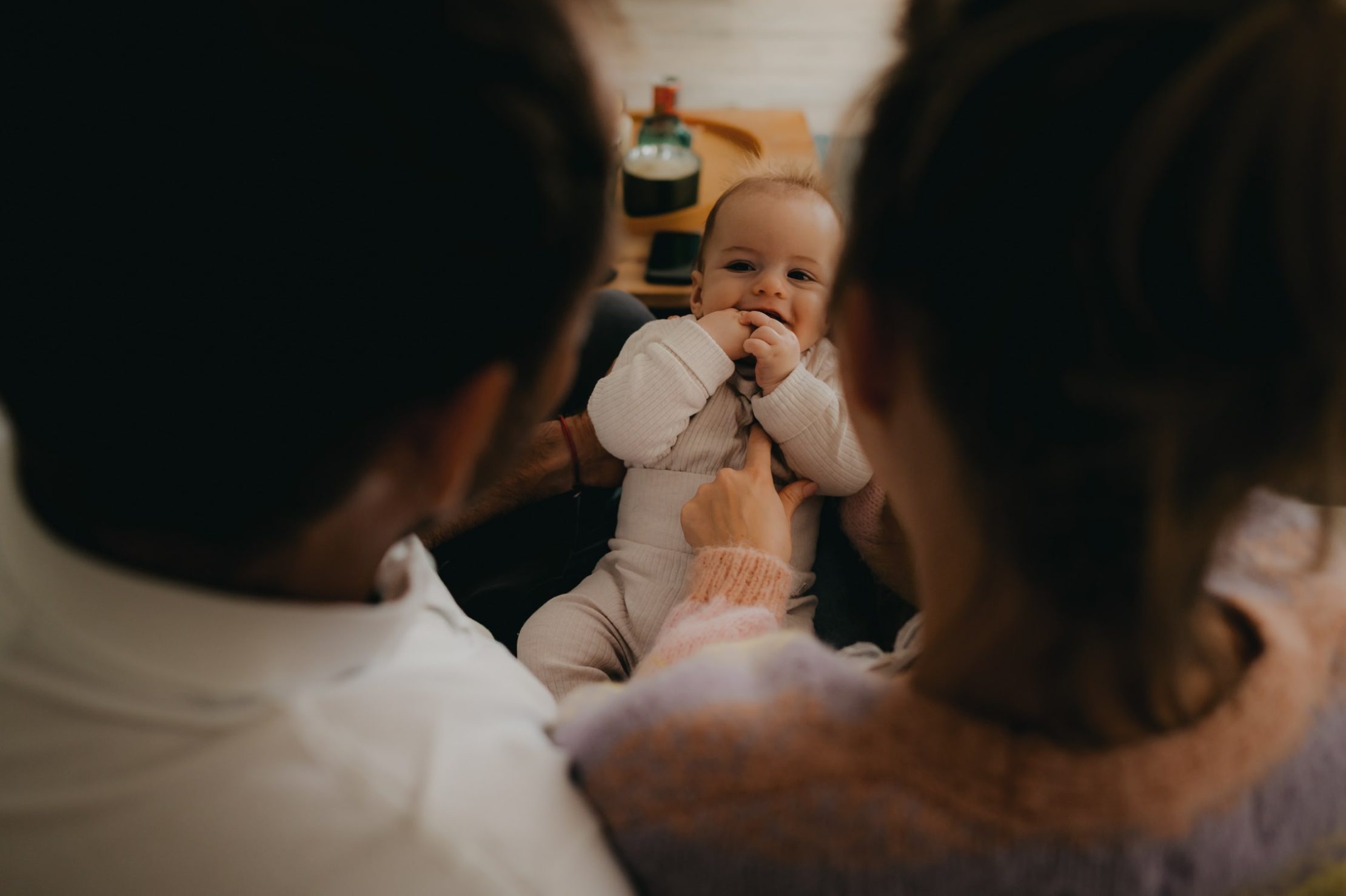 Sacha qui sourit à ses parents