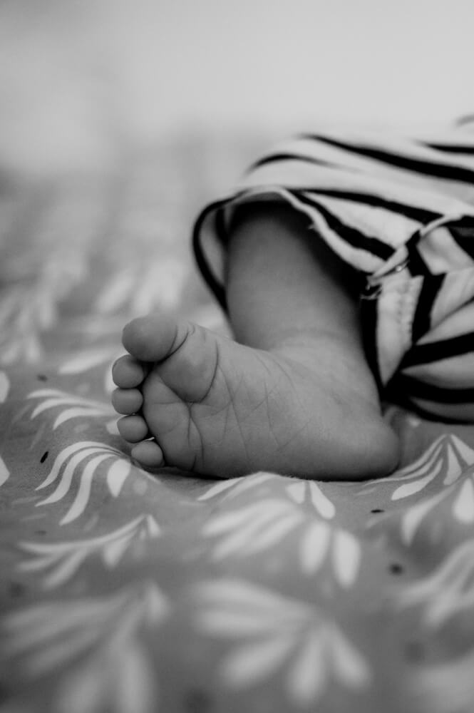 Détail du petit pied d'un bébé capturé par L'instant par Phé, photographe bébé Bordeaux et Gironde