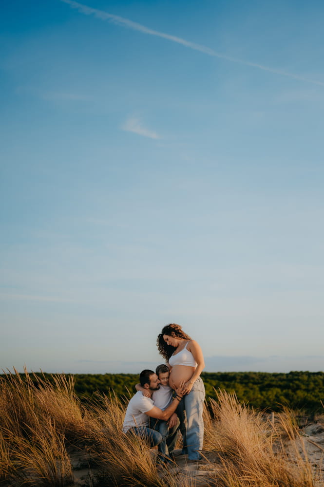 Séance photo famille spontanée dans les dunes dorées