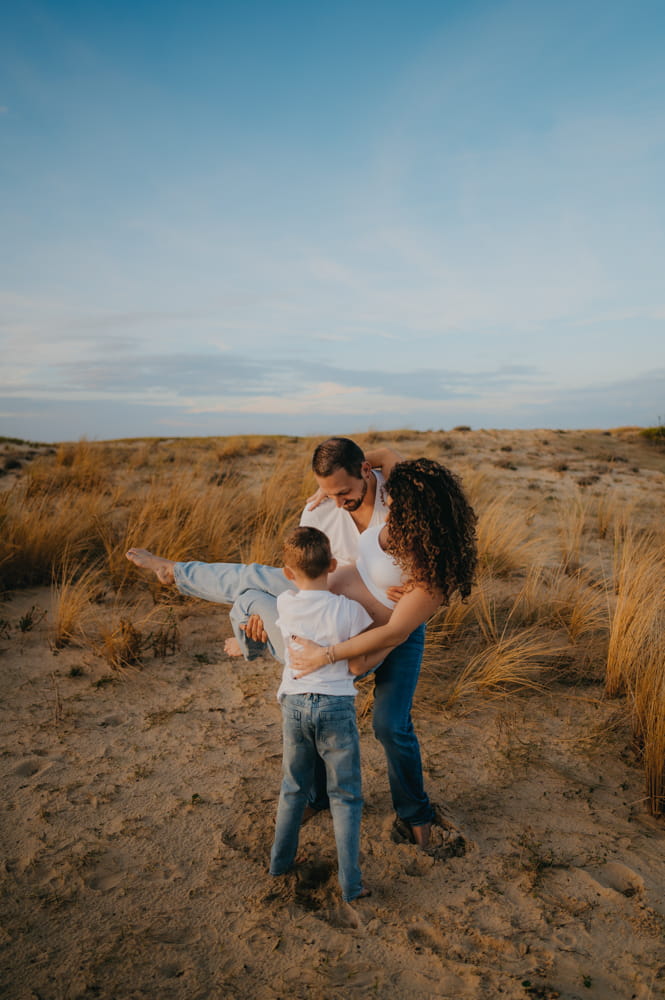 Séance photo grossesse et famille sur la plage au coucher du soleil