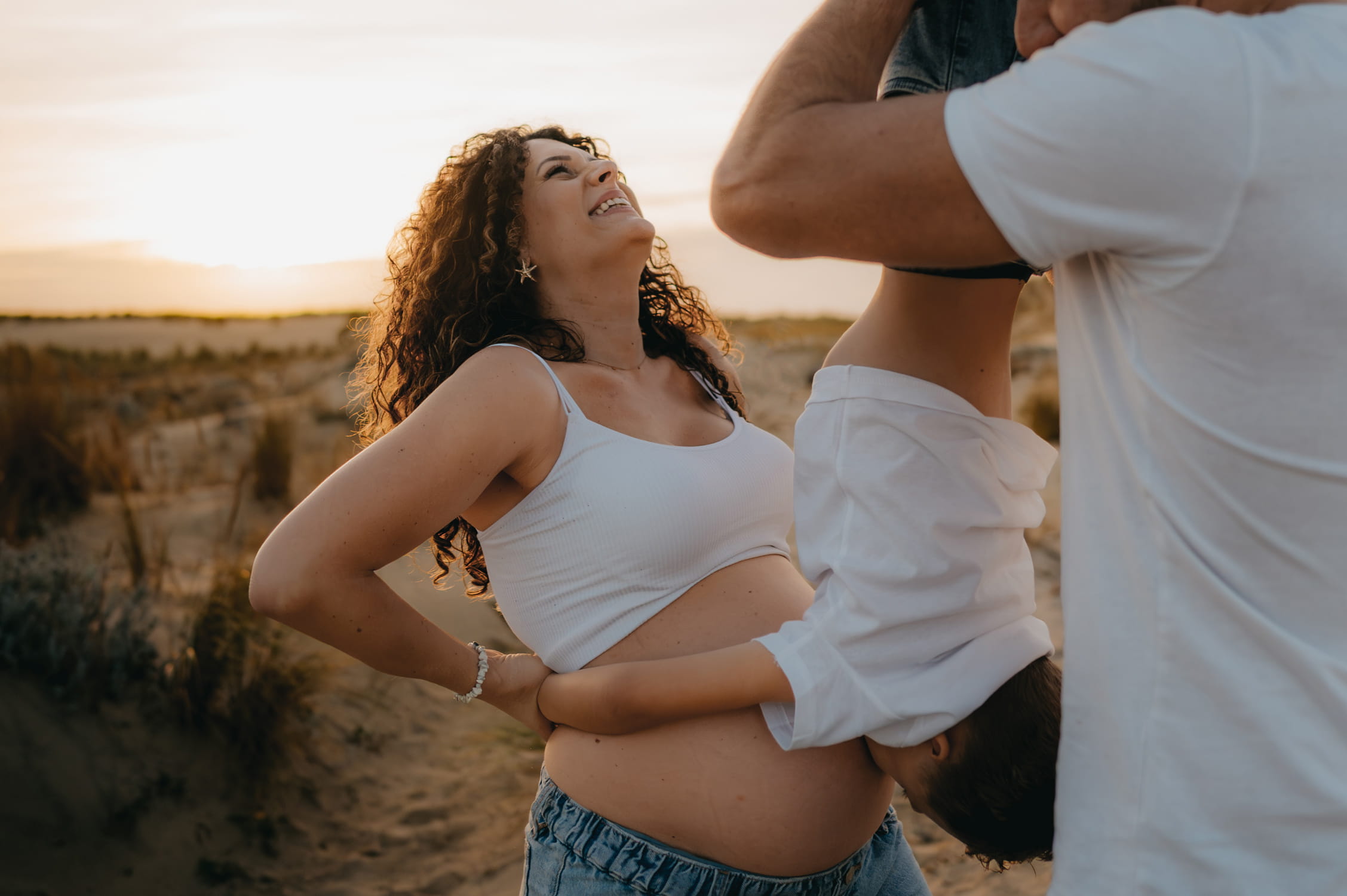 Séance photo famille en pleine nature avec lumière chaude du soir