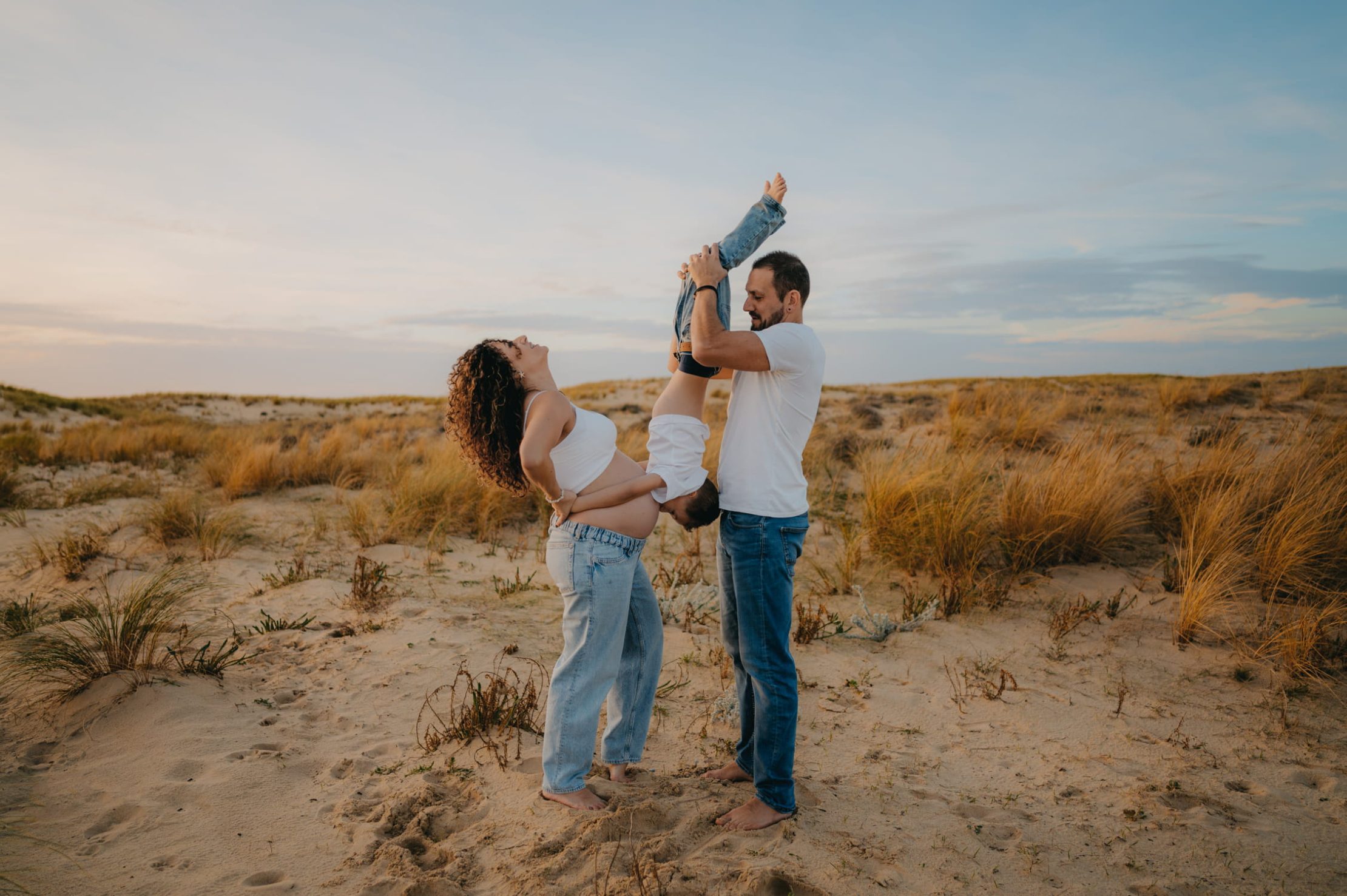 Papa tenant son fils pendant une séance photo famille en extérieur