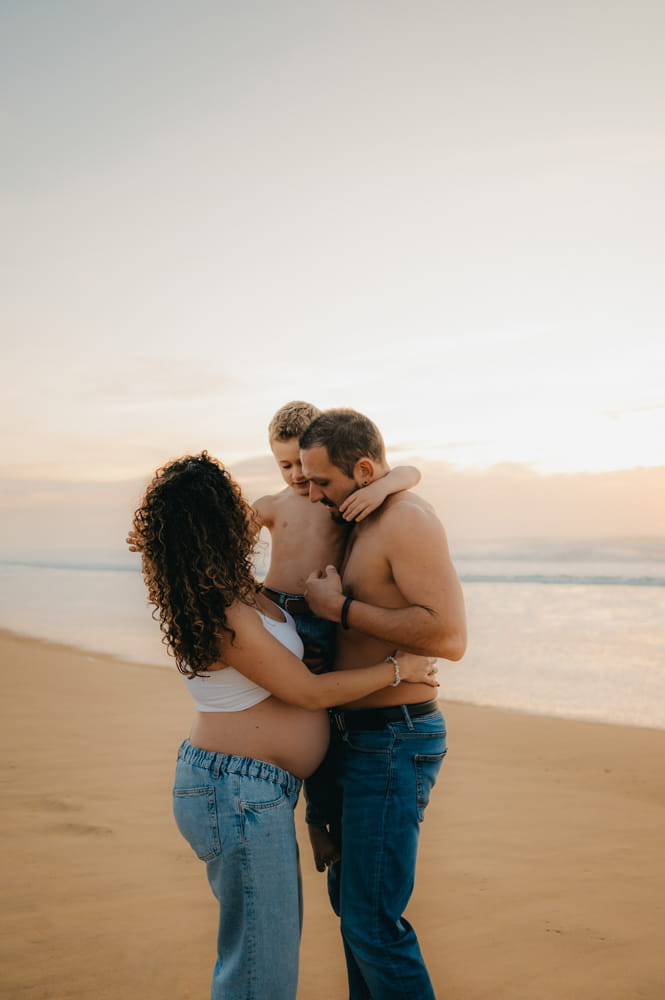 Ambiance douce et naturelle pour une séance photo maternité en extérieur