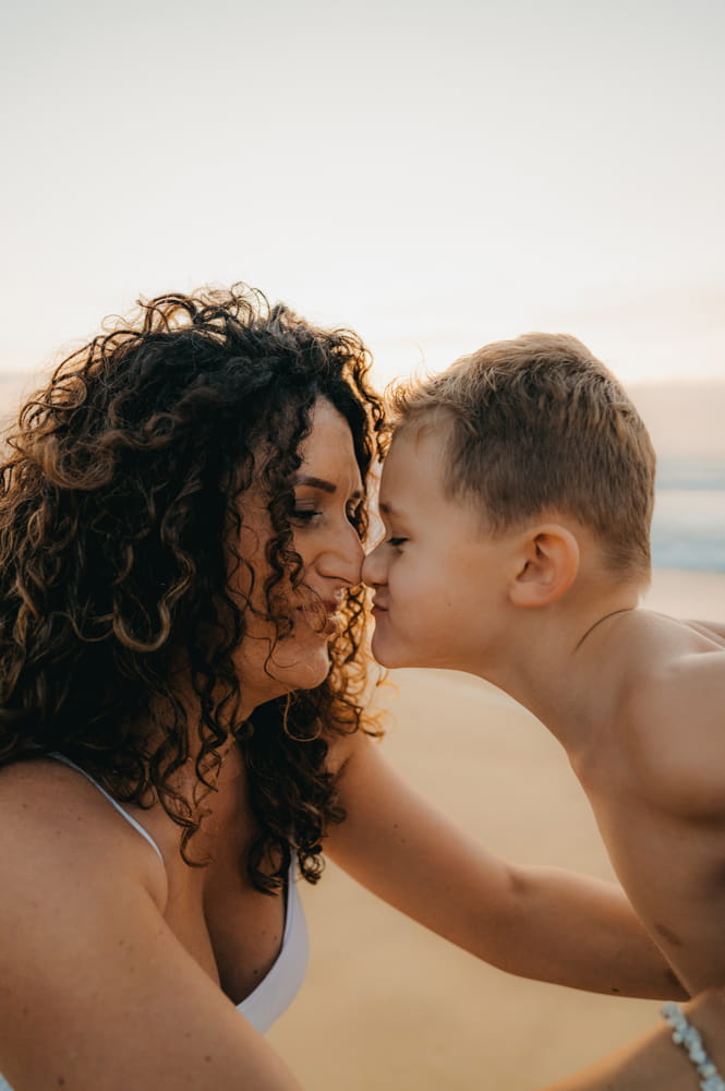 une mère et son fils pris en photo lors d'un moment complice