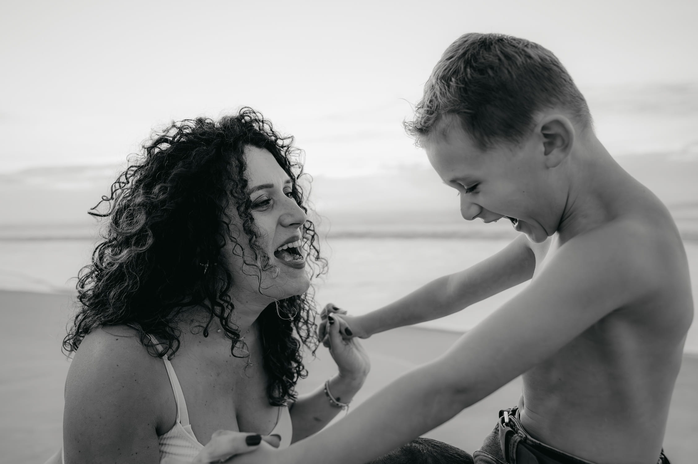 une future maman qui rit aux éclats avec son fils