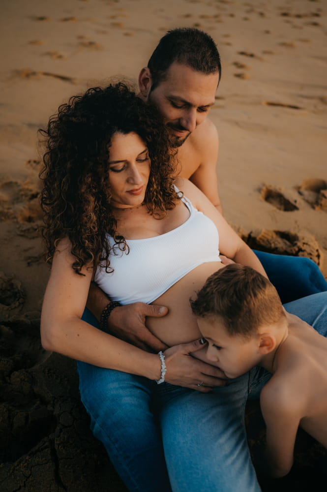 Future maman entourée de sa famille pendant une séance photo grossesse