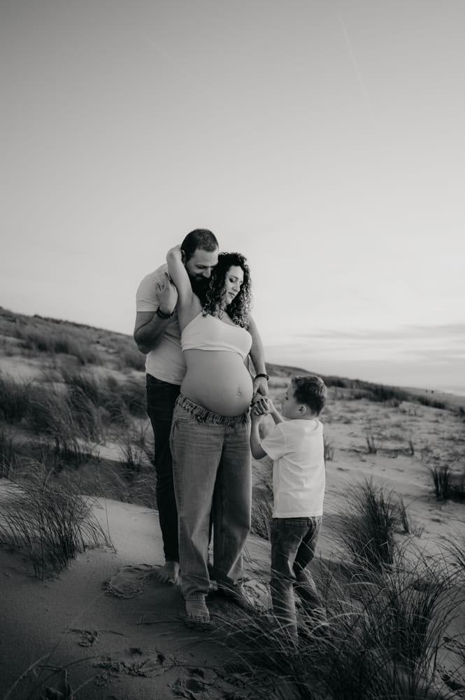 une famille lors d'une balade dans les dunes