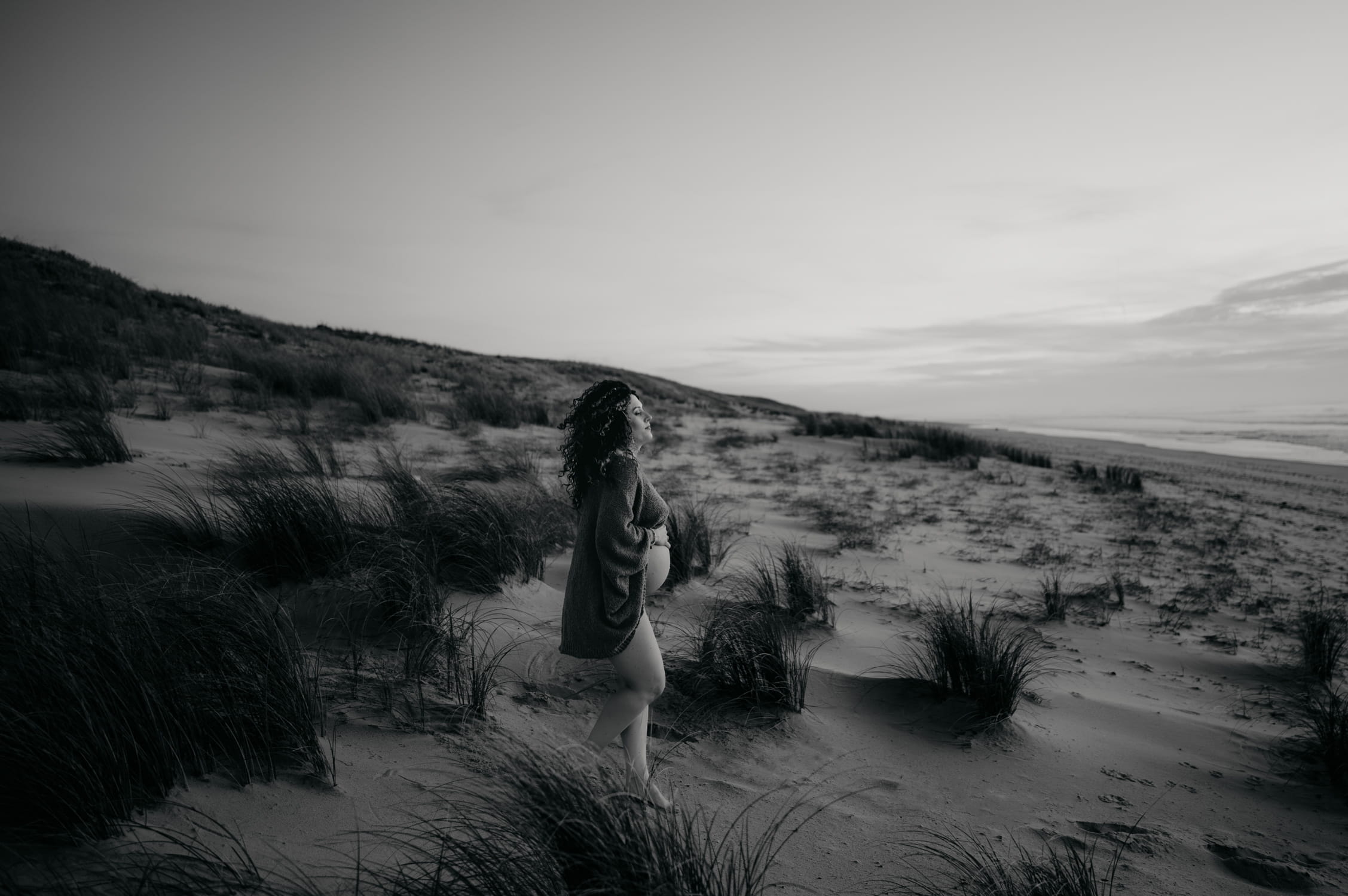 Portrait lifestyle d’une femme enceinte en lumière naturelle