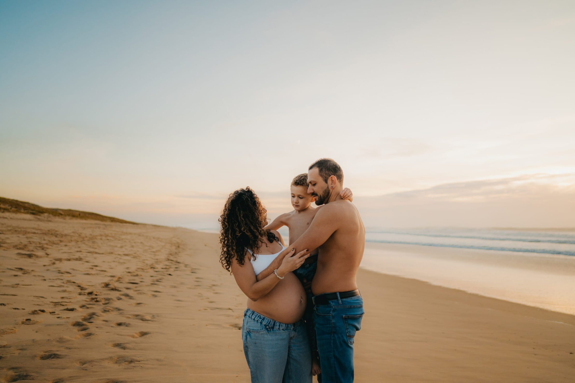 une future maman et son fils et son mari qui profite d'une sortie en bord de mer