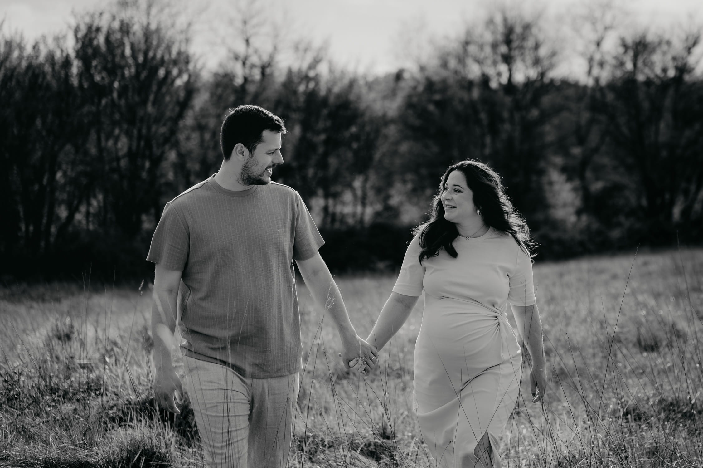 Instant complice entre futurs parents capturé par une photographe grossesse dans l’Entre-deux-Mers