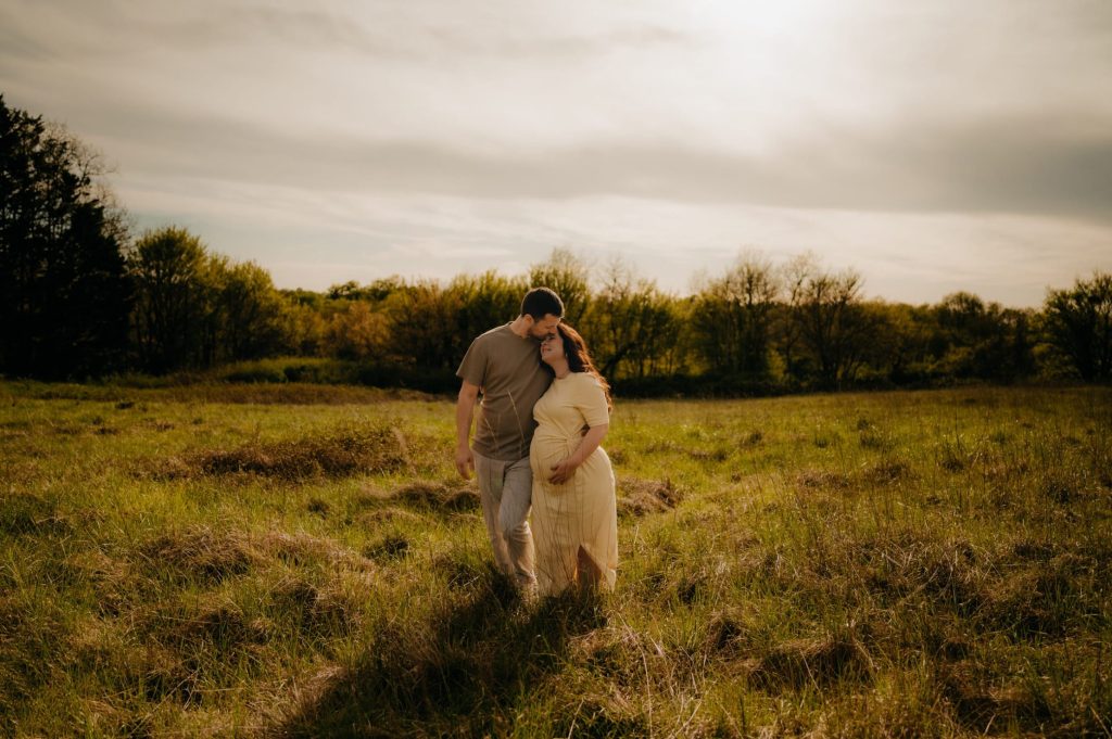 Photographe grossesse dans l’Entre-deux-Mers spécialisée dans les séances naturelles et authentiques