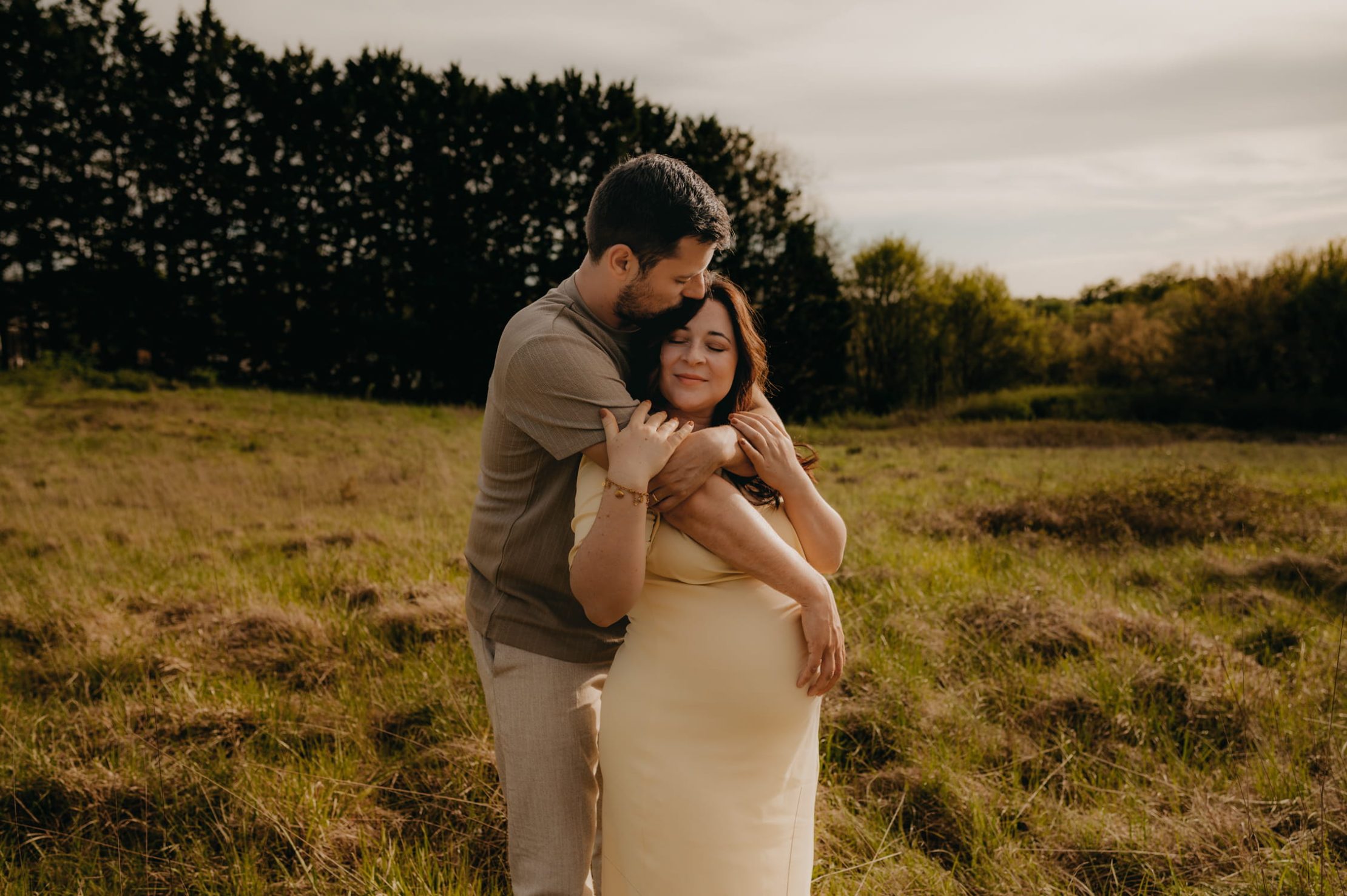 Séance grossesse romantique dans les champs au coucher du soleil en Gironde