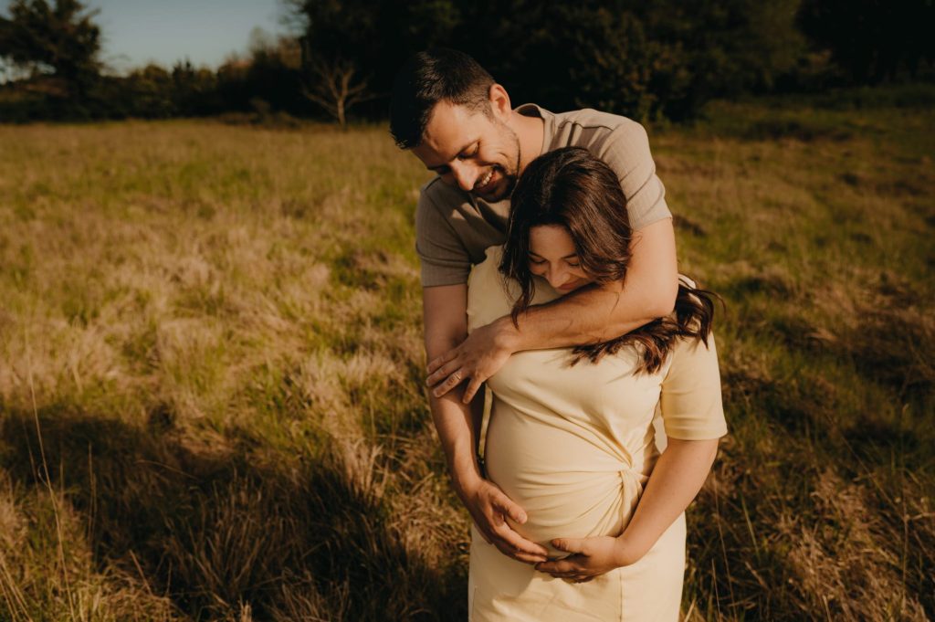 Photographe grossesse dans l’Entre-deux-Mers photographiant un couple au naturel
