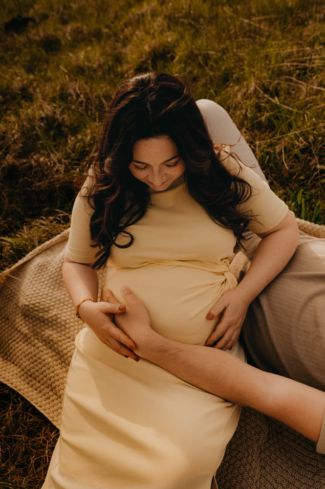 Portrait tendre d’une future maman réalisé par une photographe grossesse dans l’Entre-deux-Mers