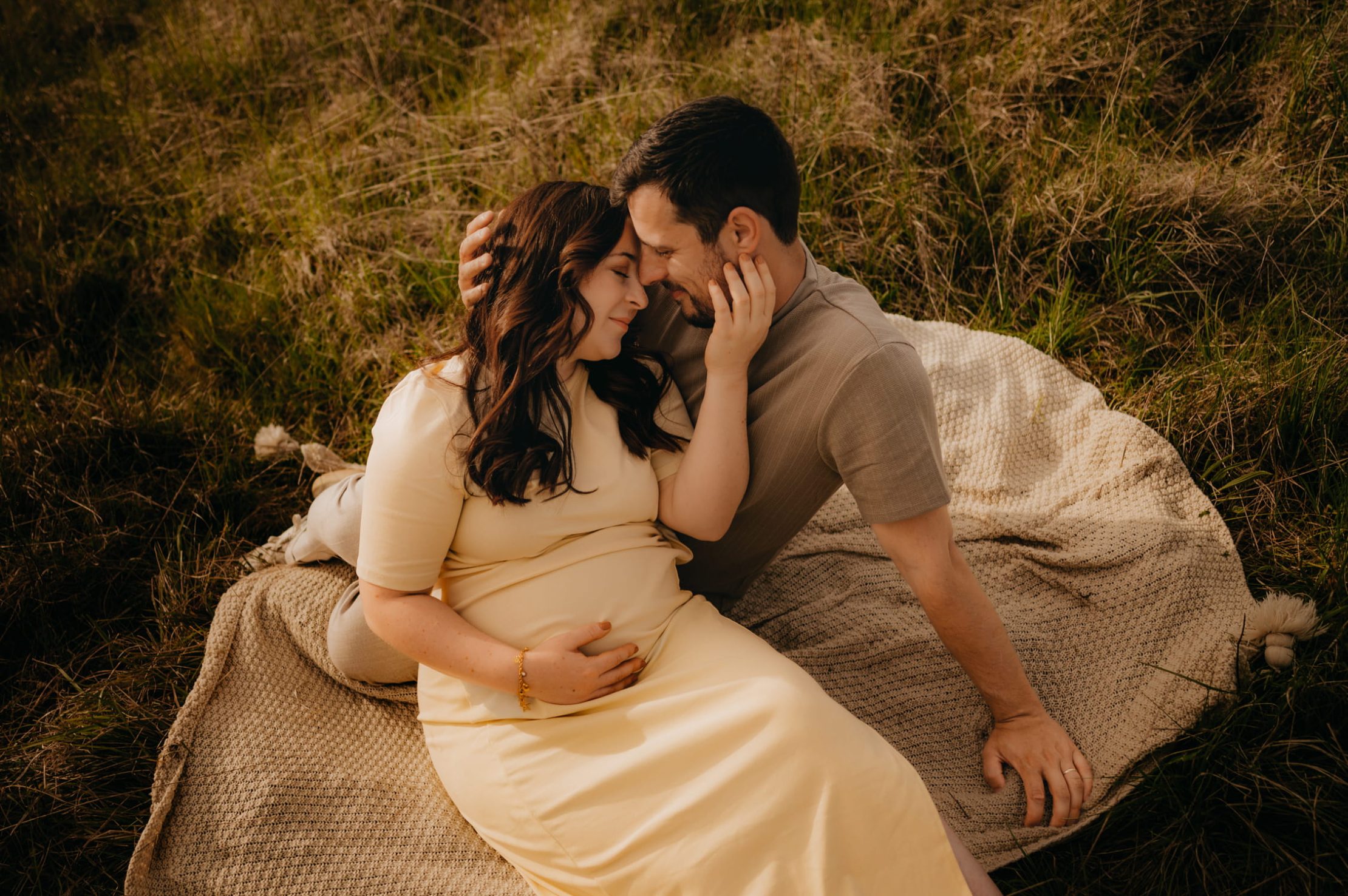 Manon et Vincent profitant d’une douce soirée de printemps avec leur photographe grossesse dans l’Entre-deux-Mers