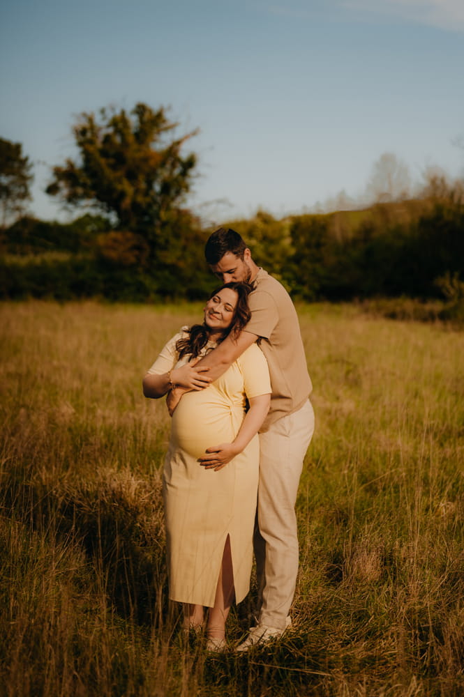 Regard tendre entre futurs parents pendant une séance réalisée par une photographe grossesse dans l’Entre-deux-Mers