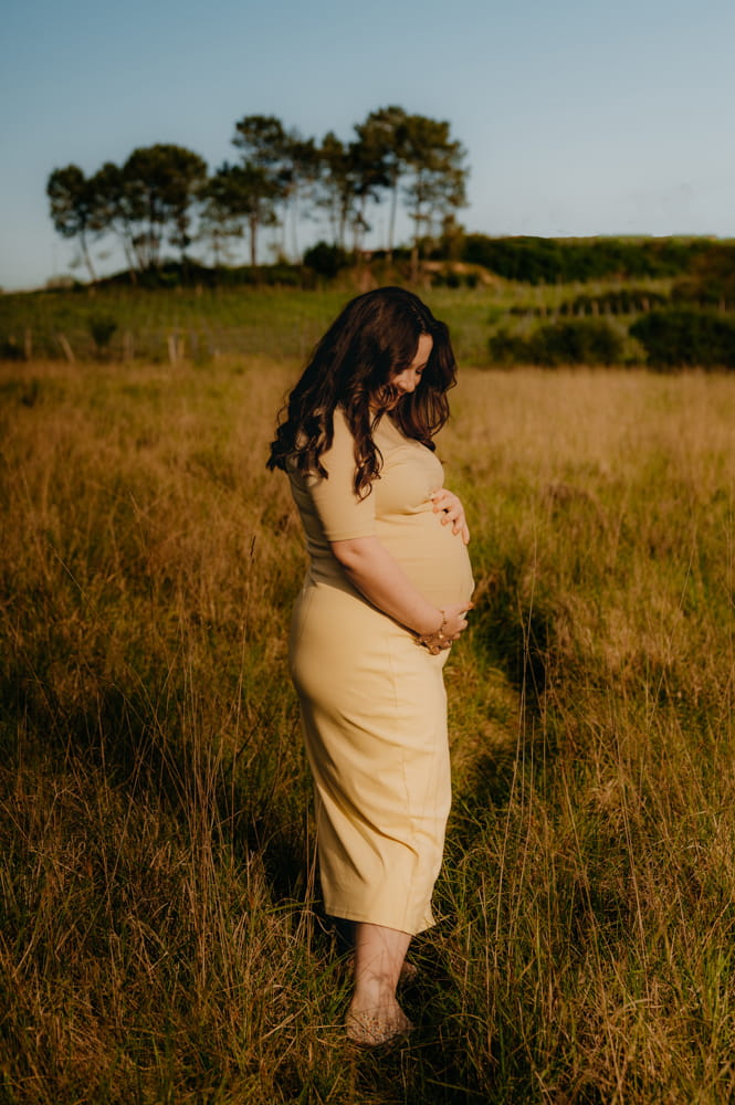 Future maman en robe jaune lors d’une séance champêtre avec une photographe grossesse dans l’Entre-deux-Mers