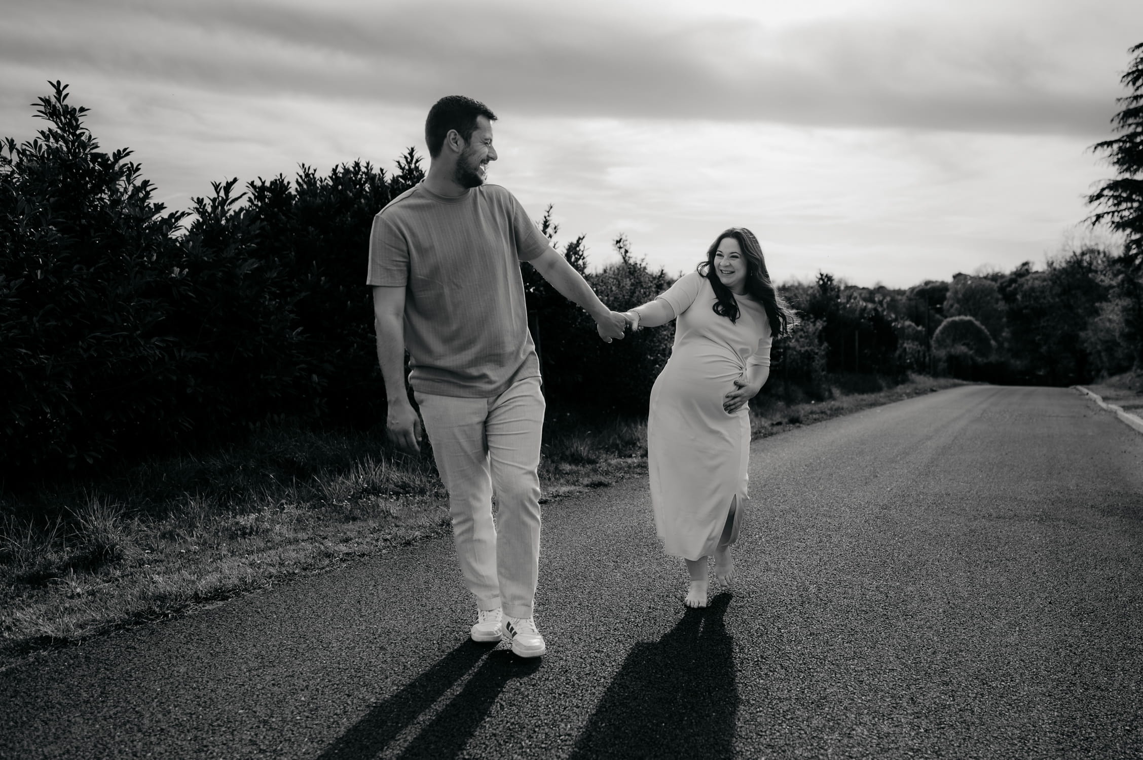 Photo grossesse pleine de tendresse réalisée en extérieur dans l’Entre-deux-Mers