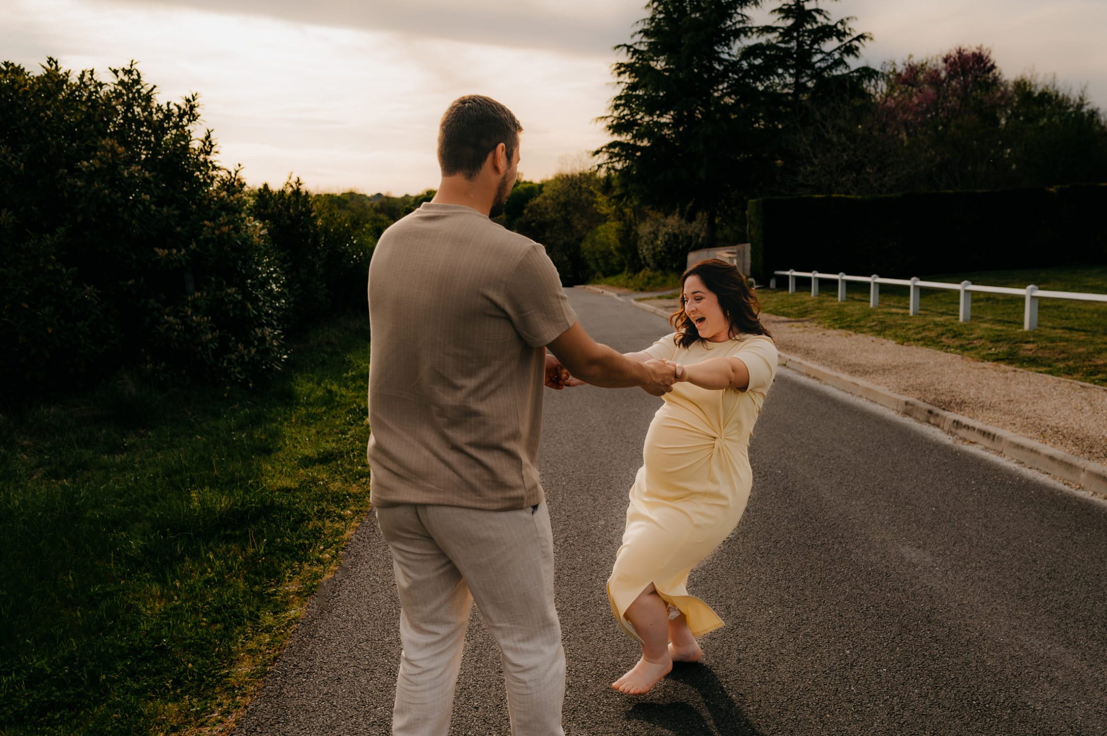 Futurs parents qui jouent comme des enfants lors d'une séance photos dans l'entre-deux-mers